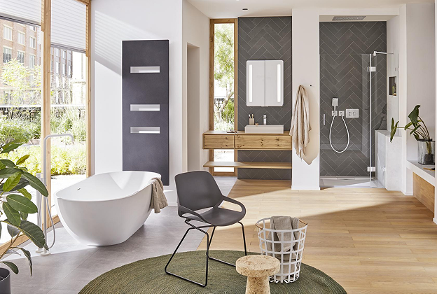 Modernes Badezimmer mit freistehender Badewanne, schwarzem Stuhl, Holzwaschtisch, Glasdusche, großen Fenstern, grünem Teppich und Zimmerpflanzen. Der Raum ist hell mit natürlichem Licht und minimalistischem Dekor. Modernes Badezimmer mit freistehender Badewanne, schwarzem Stuhl, Holzwaschtisch, Glasdusche, großen Fenstern, grünem Teppich und Zimmerpflanzen. Der Raum ist hell mit natürlichem Licht und minimalistischem Dekor.